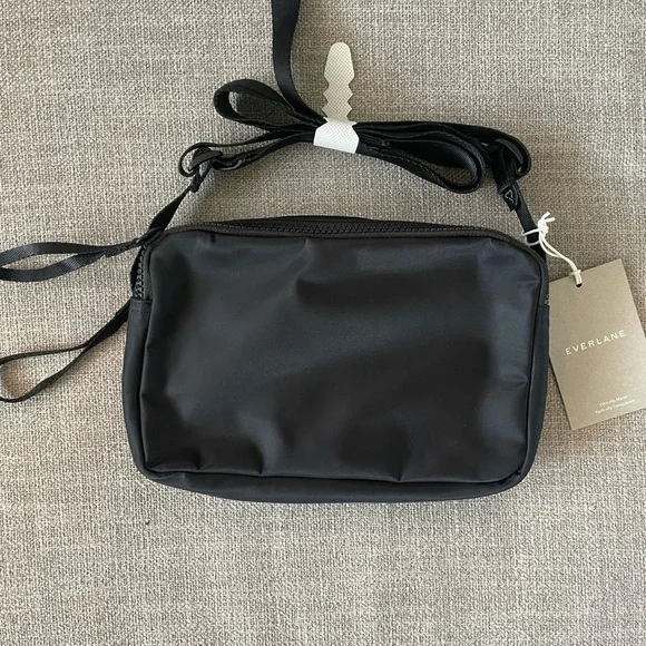 Everlane - The Recycled Nylon Camera Bag - Picture 5 of 6